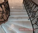 Escada em Mármore Translúcido.